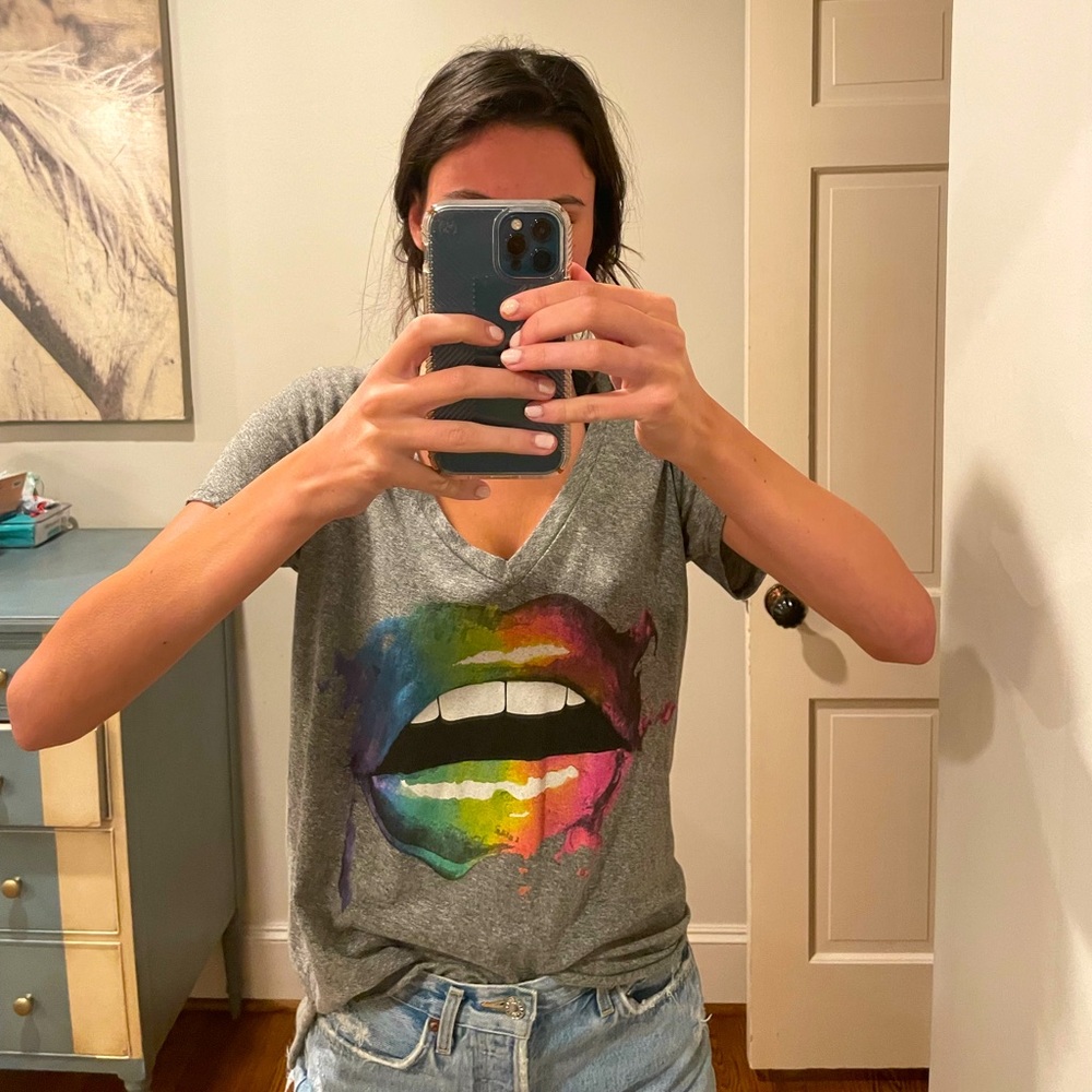 LAUREN MOSHI GRAPHIC TEE// V NECK